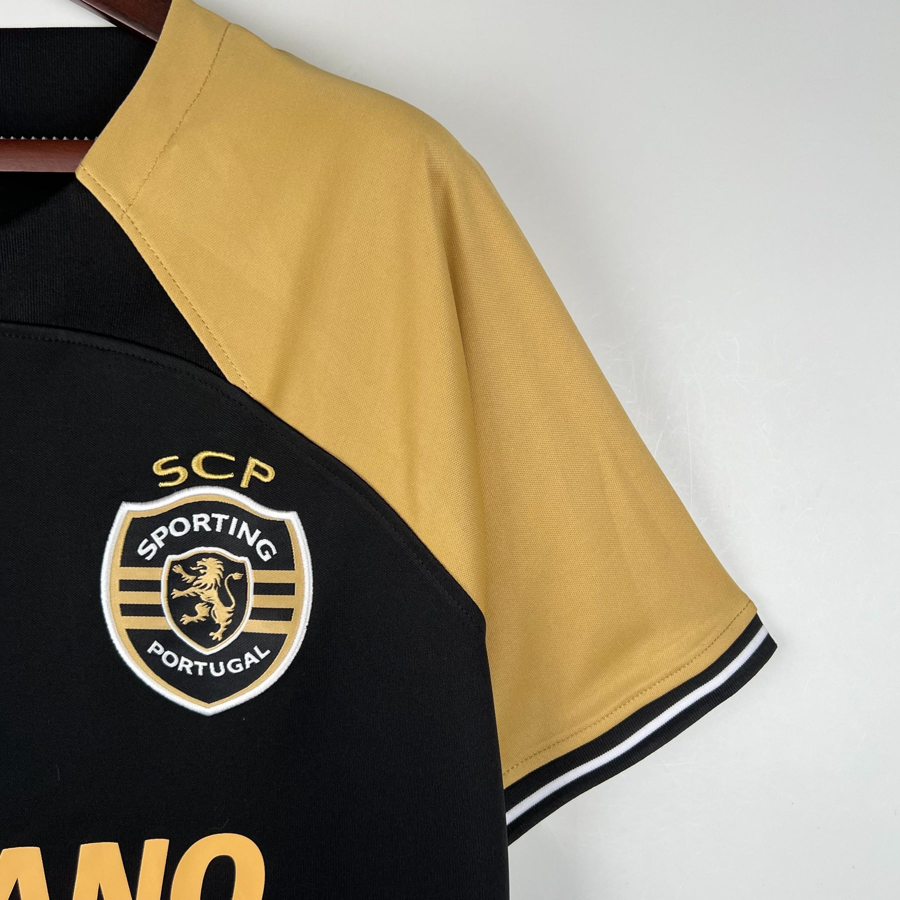 Camisa Sporting Third 2023/24 Preta e Dourado - Versão Torcedor