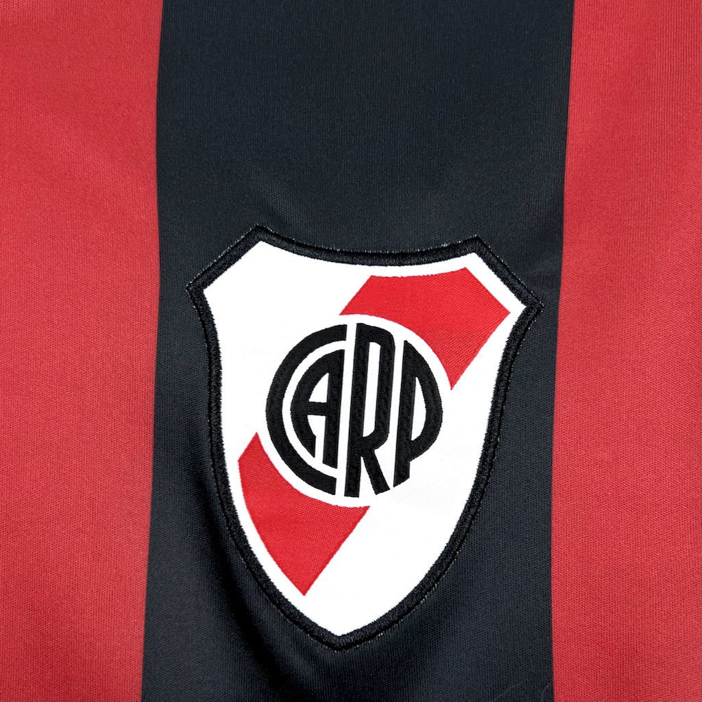 Camisa River Plate Away 2025/26 Preto e Vermelho - Modelo Torcedor